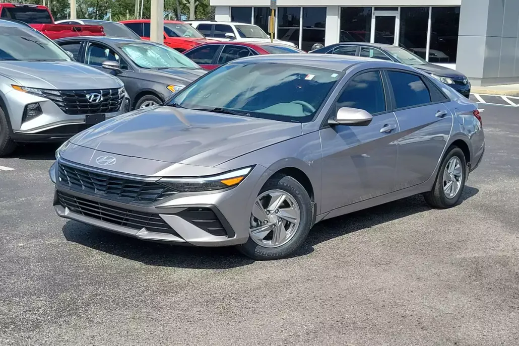 2025 Hyundai Elantra SE photo 1