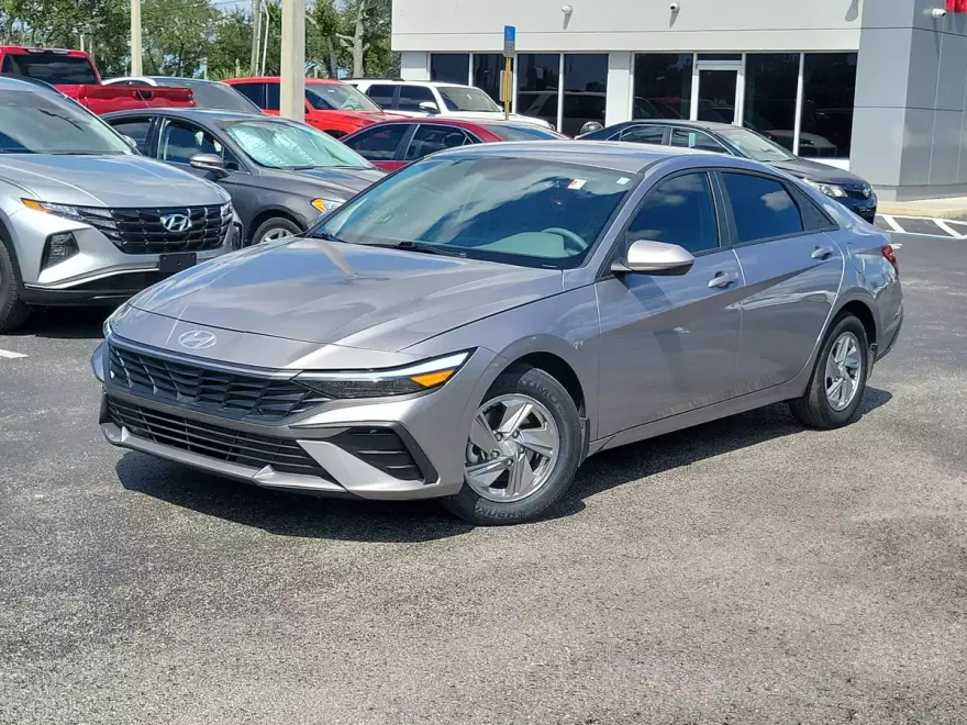 2025 Hyundai Elantra SE photo 1