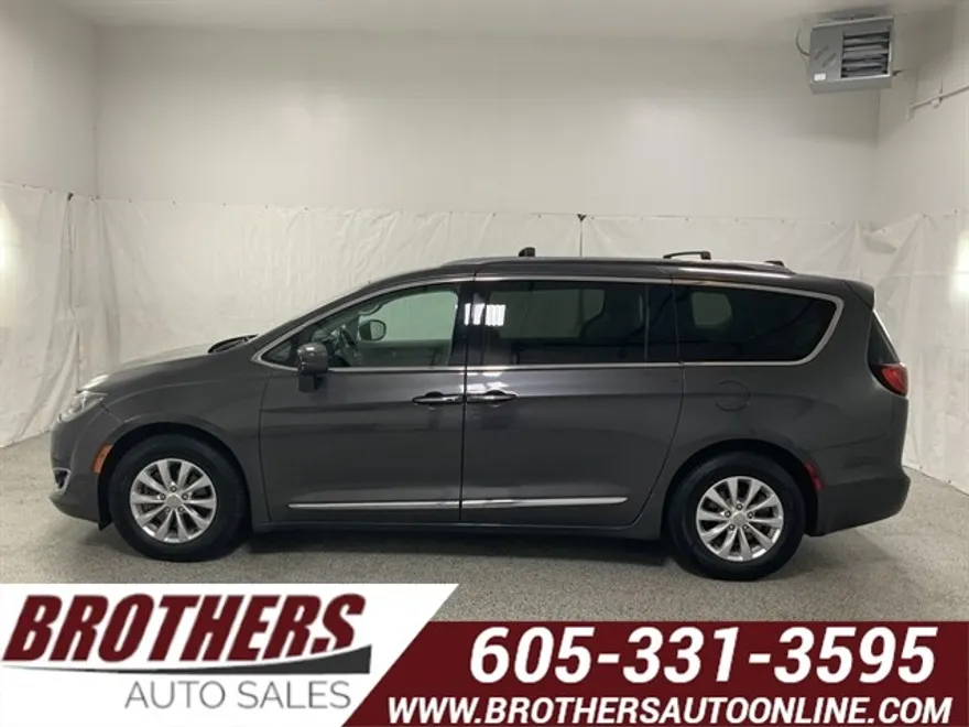 2018 Chrysler Pacifica Touring L photo 1