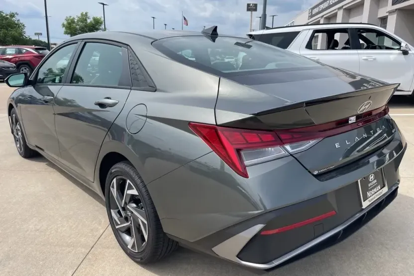 2025 Hyundai Elantra Hybrid SEL Sport photo 1