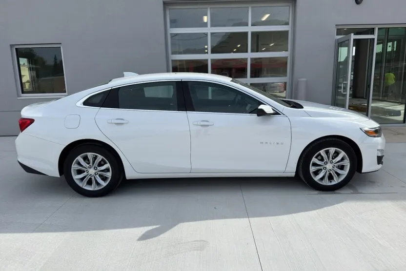 2024 Chevrolet Malibu 1LT photo 1