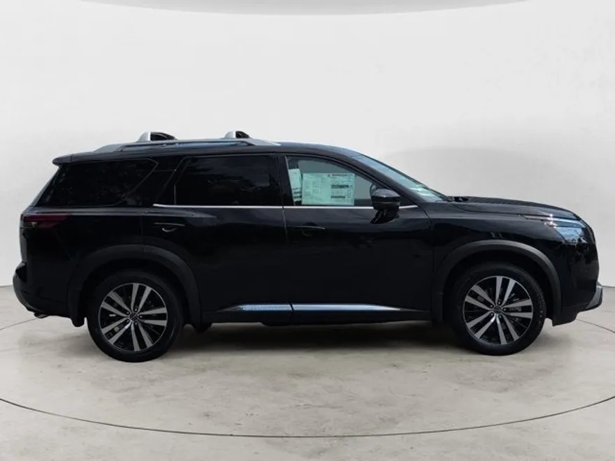 2025 Nissan Pathfinder Platinum photo 1