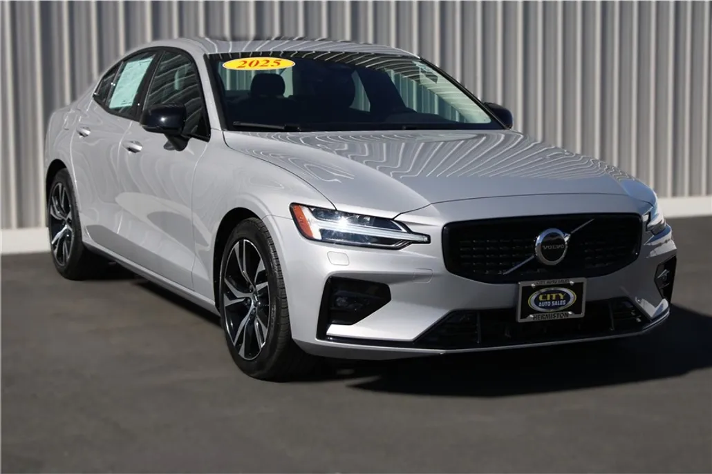 2025 Volvo S60 Core B5 AWD photo 1