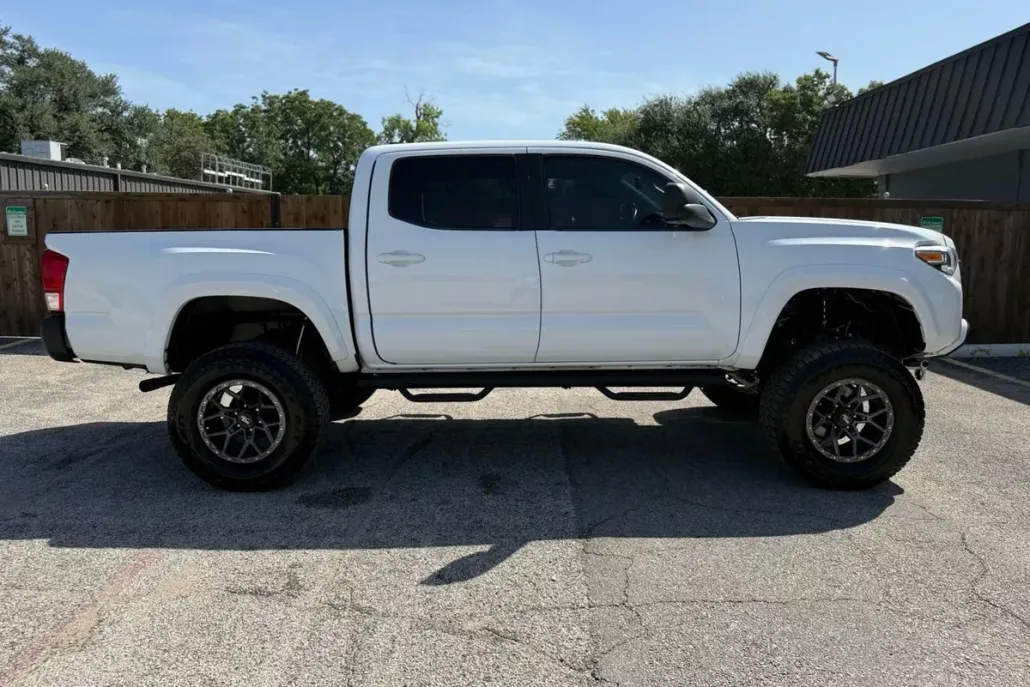 2017 Toyota Tacoma Double Cab SR5 photo 1