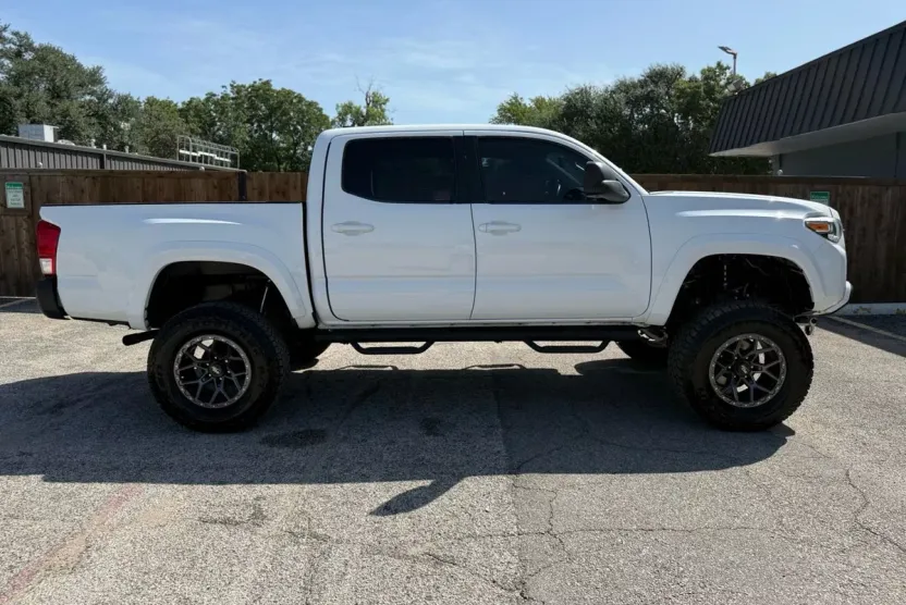 2017 Toyota Tacoma Double Cab SR5 photo 1
