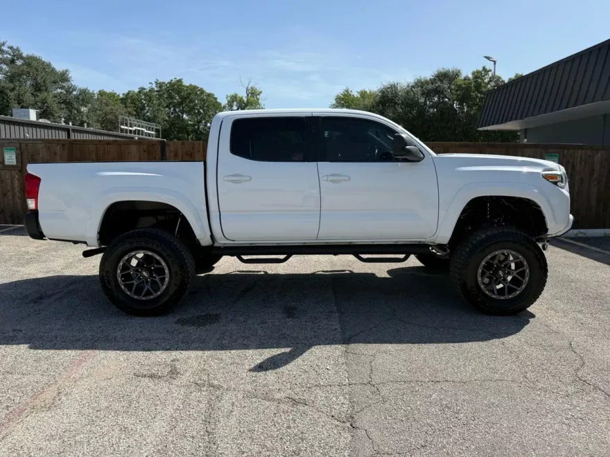2017 Toyota Tacoma Double Cab SR5 photo 1