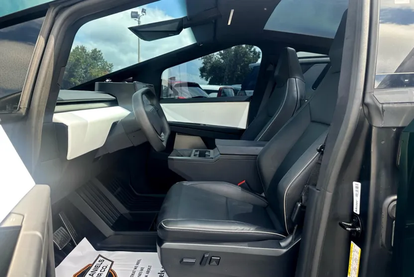 2024 Tesla Cybertruck photo 1