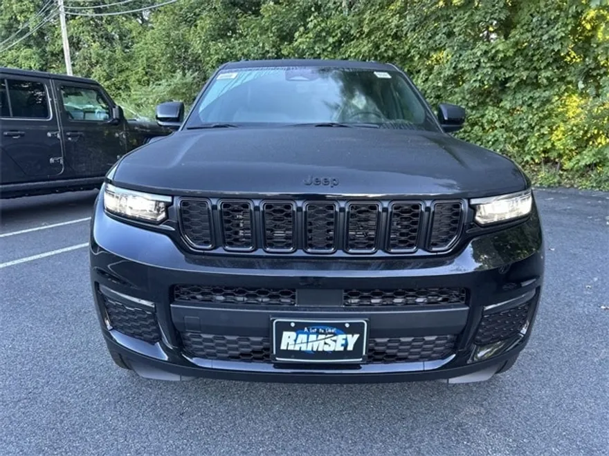 2025 Jeep Grand Cherokee Limited photo 1