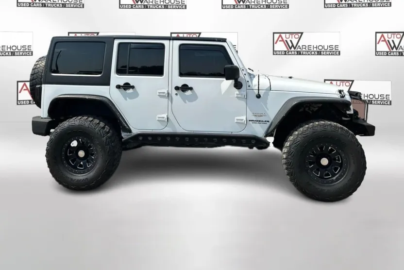 2013 Jeep Wrangler Unlimited Sahara photo 1
