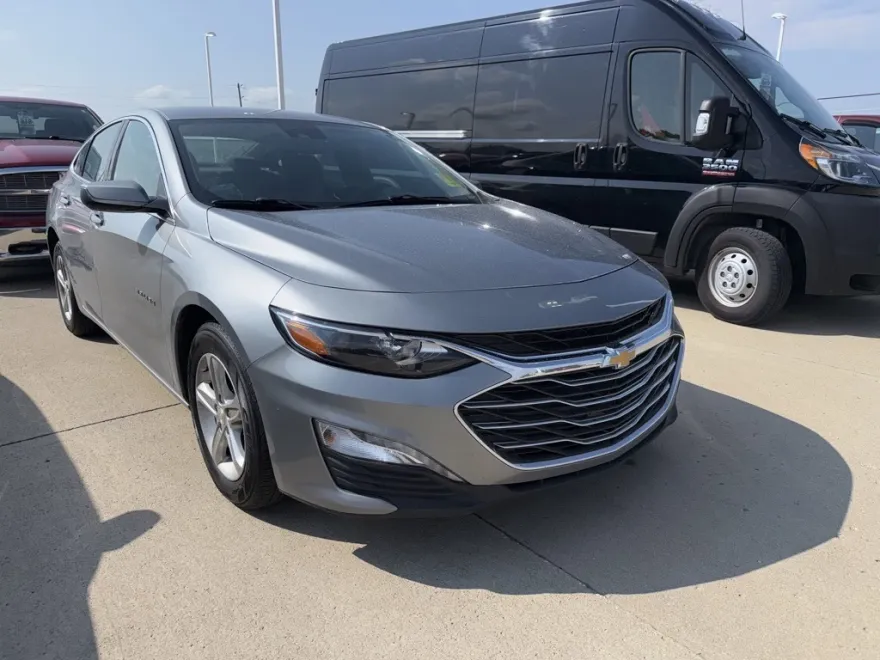 2024 Chevrolet Malibu 1LT photo 1