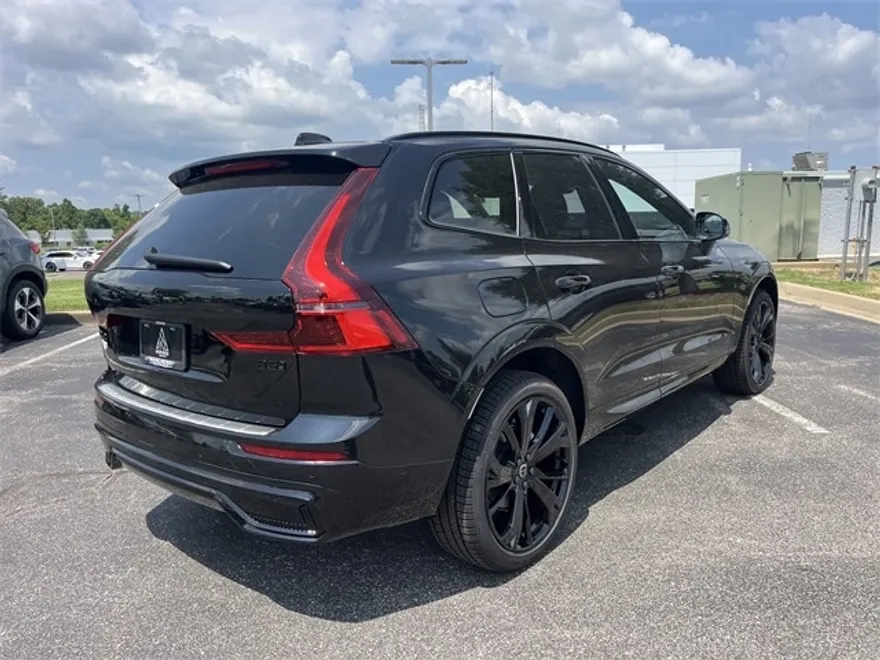 2026 Volvo XC60 B5 Black Edition photo 1