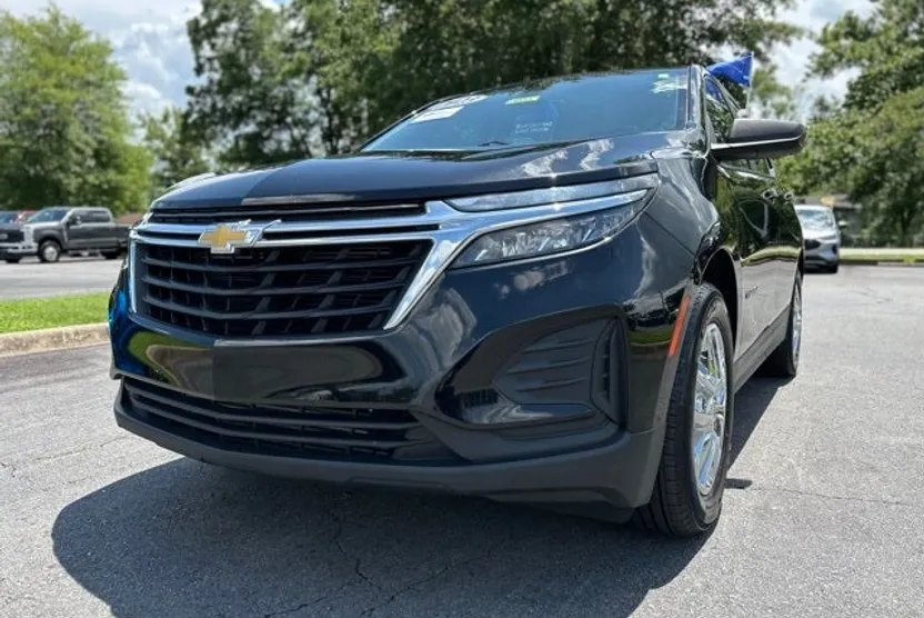 2023 Chevrolet Equinox LS photo 1
