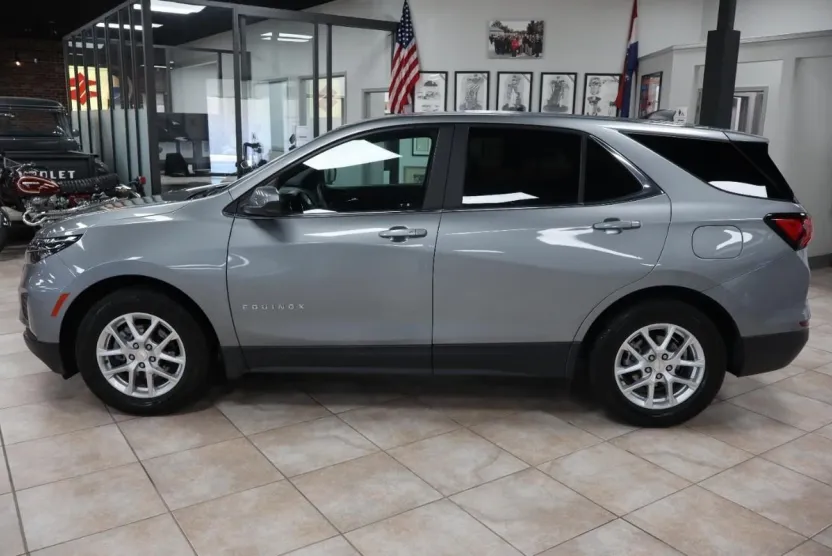 2023 Chevrolet Equinox LT photo 1