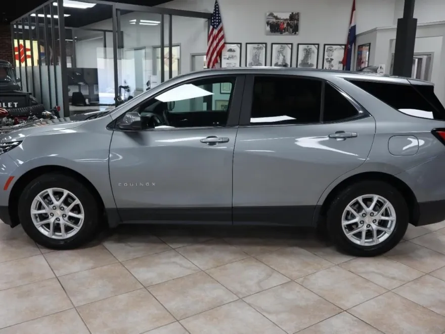 2023 Chevrolet Equinox LT photo 1