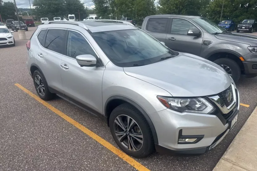 2020 Nissan Rogue SV photo 1