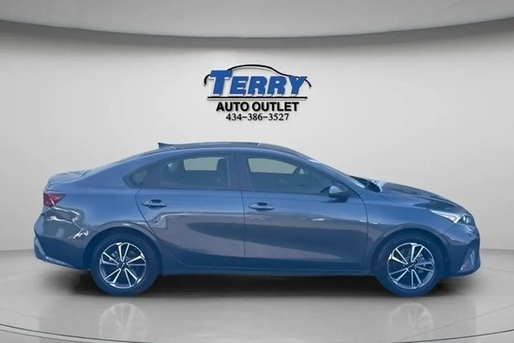 2023 Kia Forte LXS photo 1