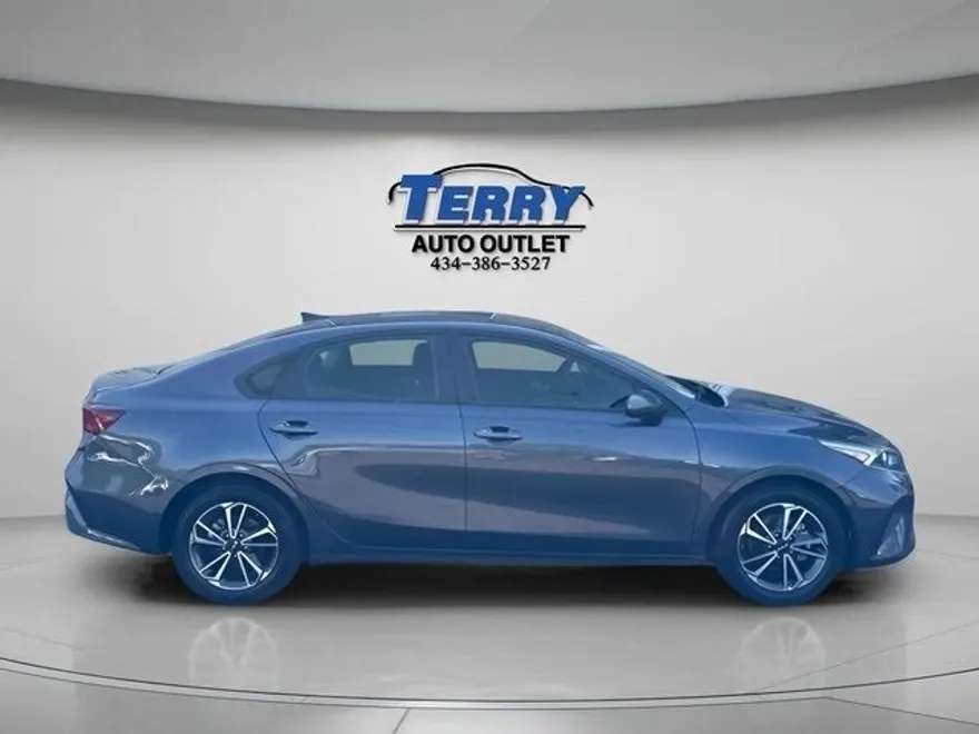 2023 Kia Forte LXS photo 1