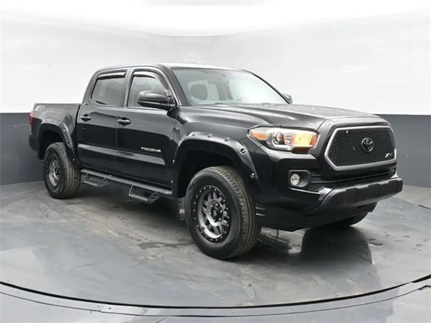 2017 Toyota Tacoma SR5 photo 1
