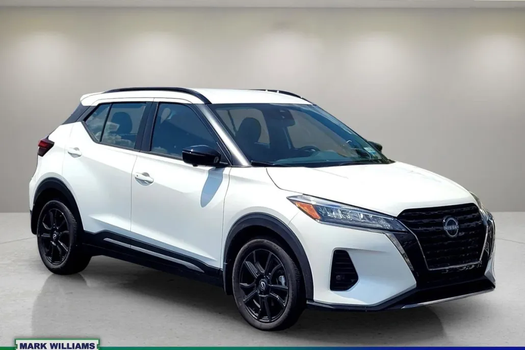 2024 Nissan Kicks SR photo 1