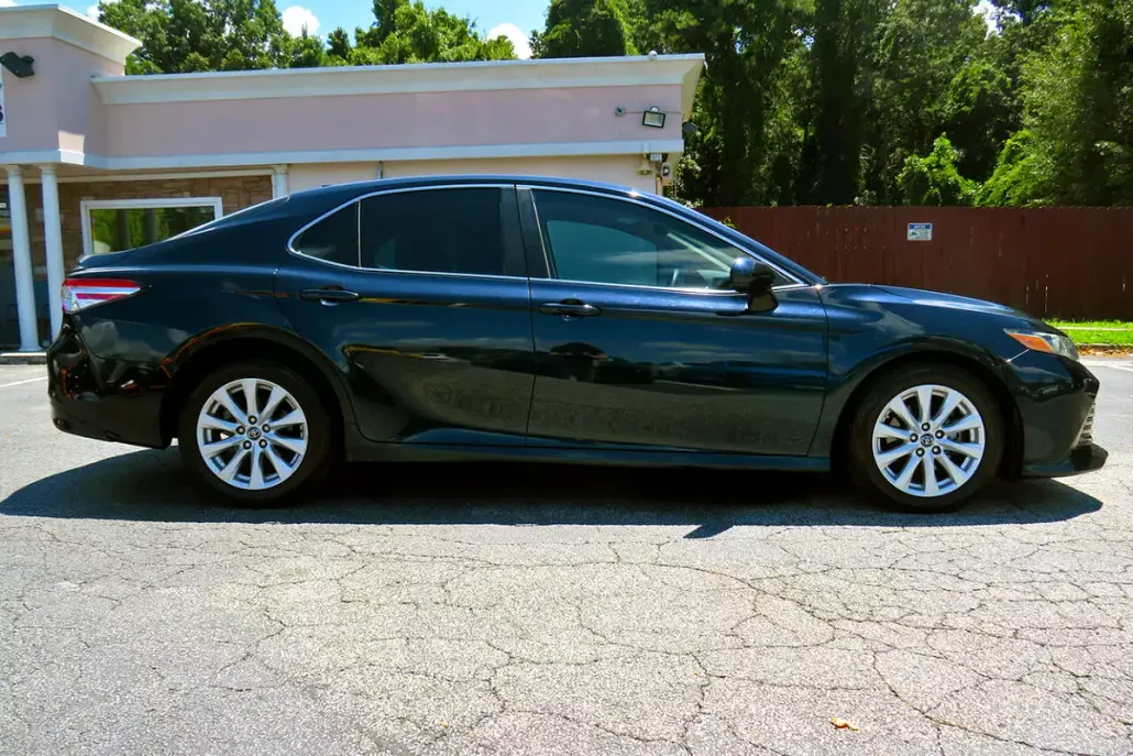2019 Toyota Camry LE photo 1