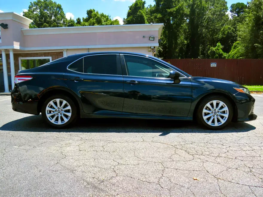2019 Toyota Camry LE photo 1