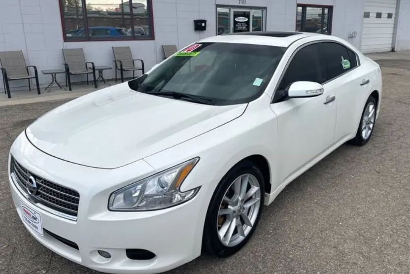 2010 Nissan Maxima SV photo 1