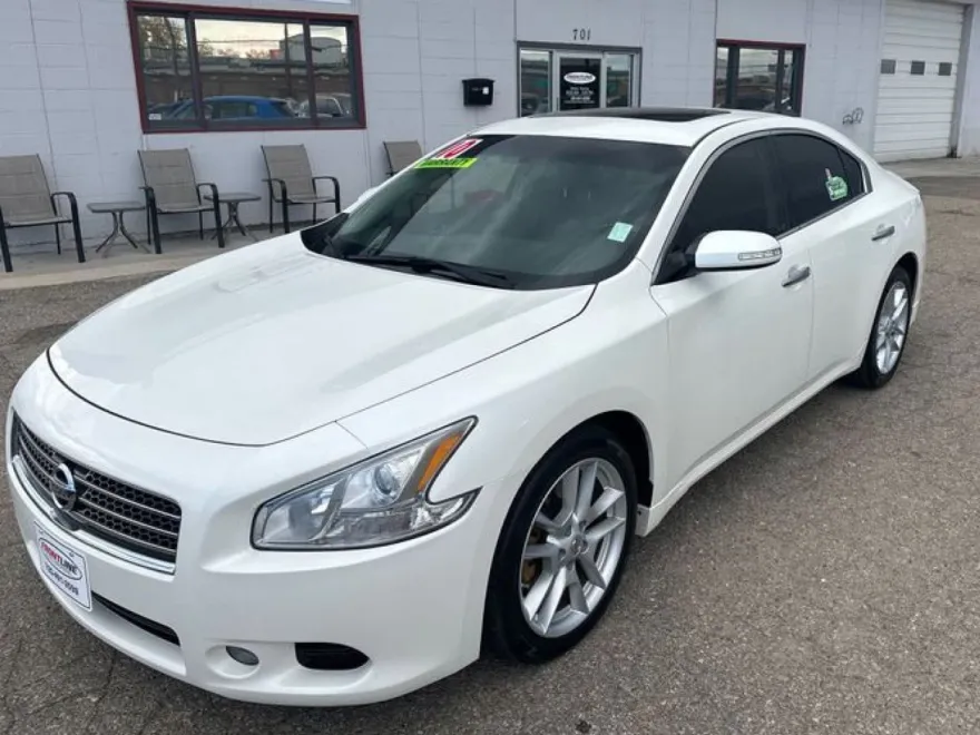 2010 Nissan Maxima SV photo 1