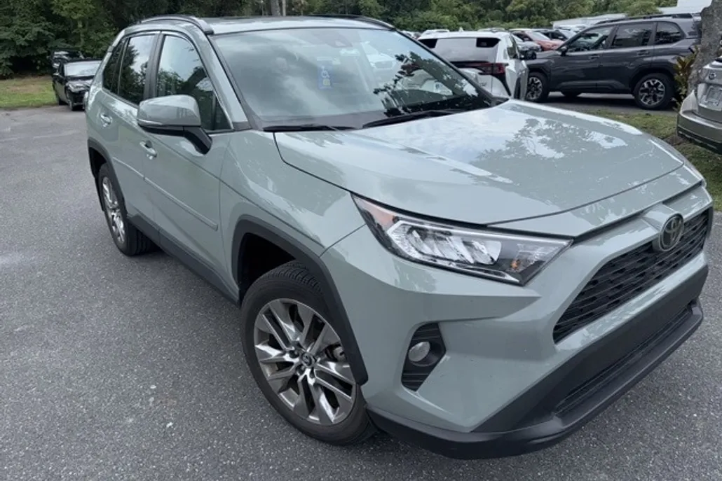 2020 Toyota RAV4 XLE Premium photo 1