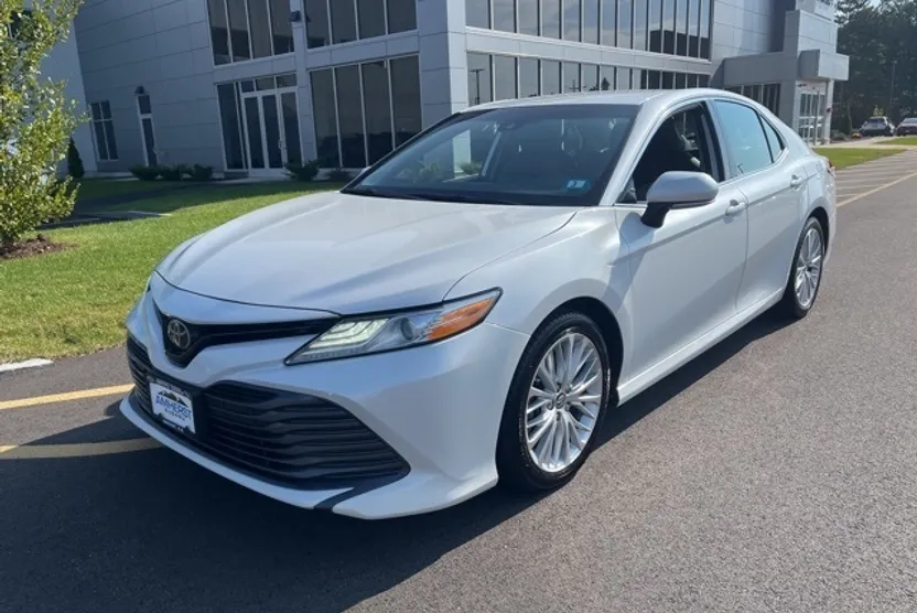 2019 Toyota Camry XLE photo 1