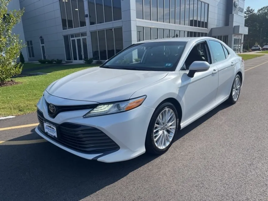 2019 Toyota Camry XLE photo 1