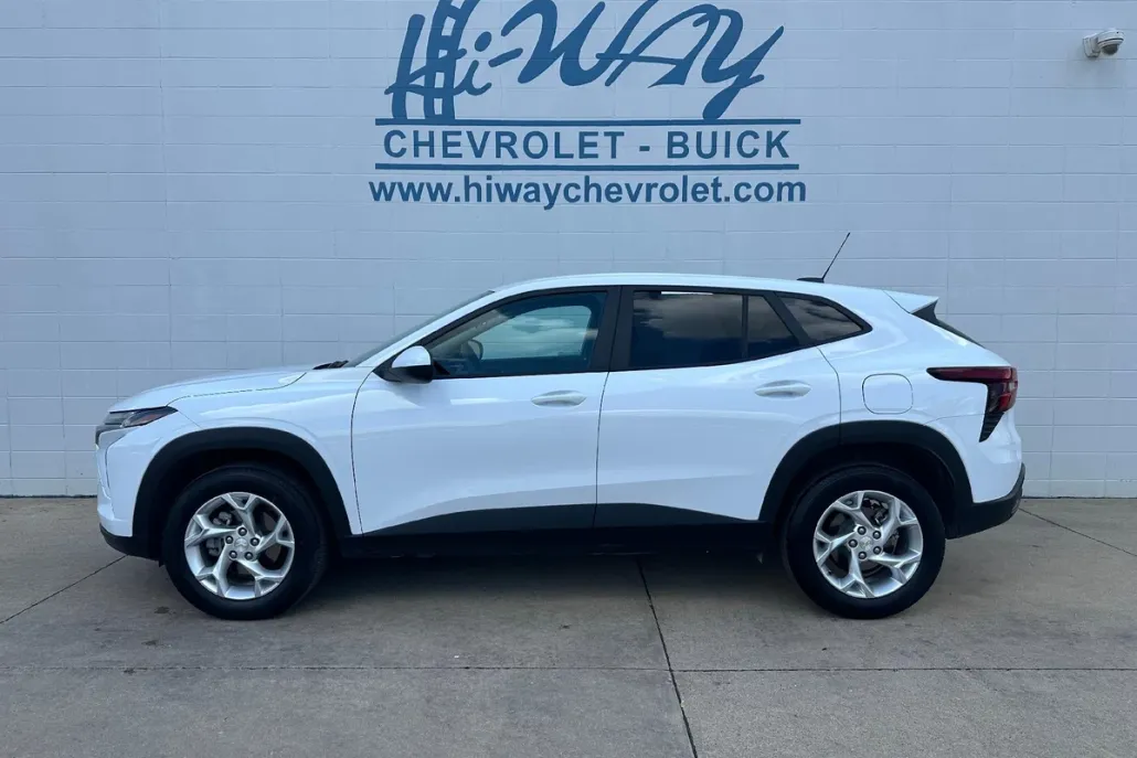 2024 Chevrolet Trax LS photo 1