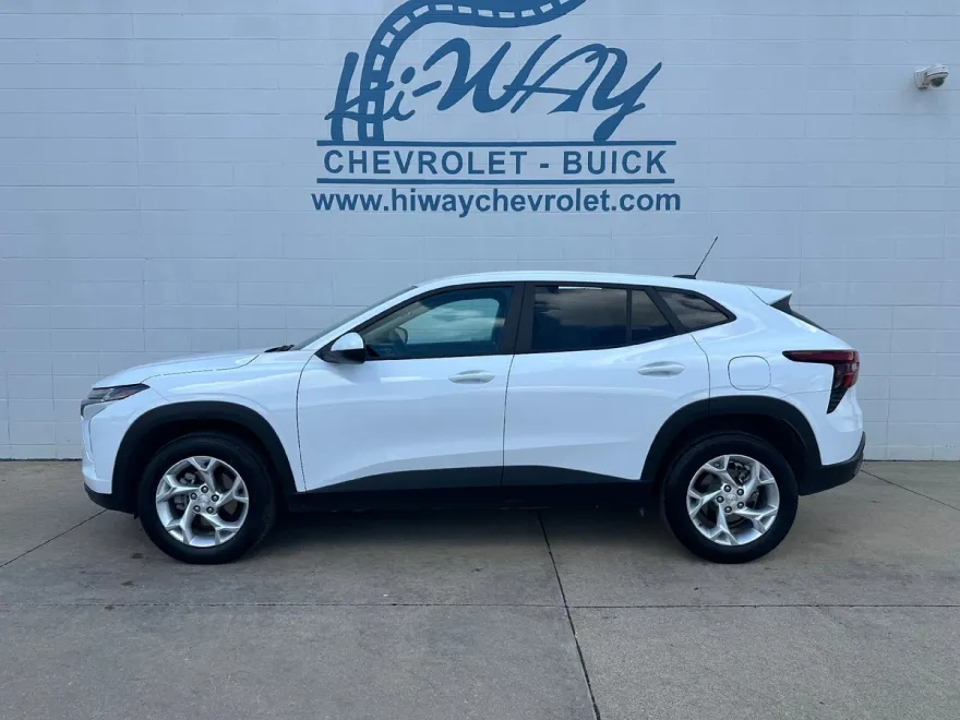 2024 Chevrolet Trax LS photo 1