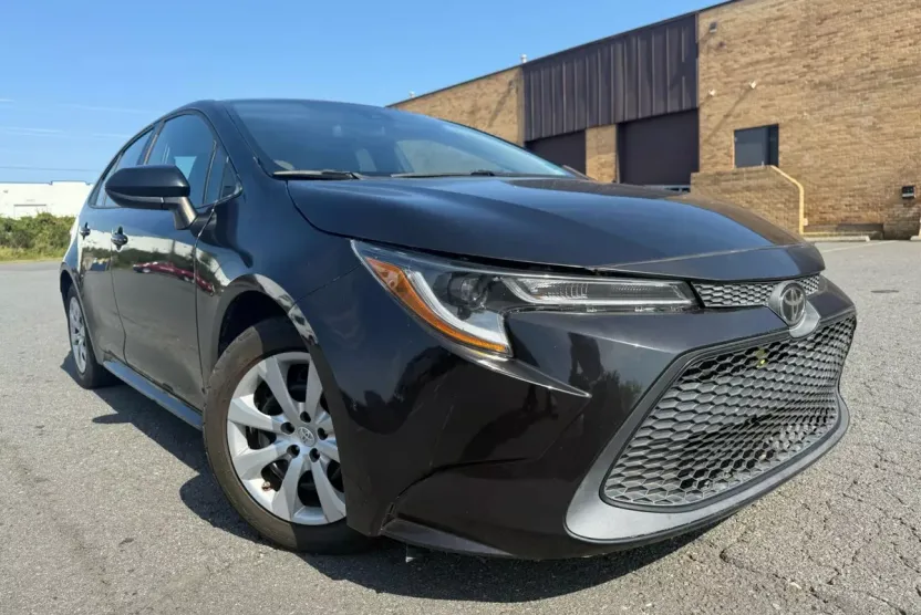 2021 Toyota Corolla LE photo 1