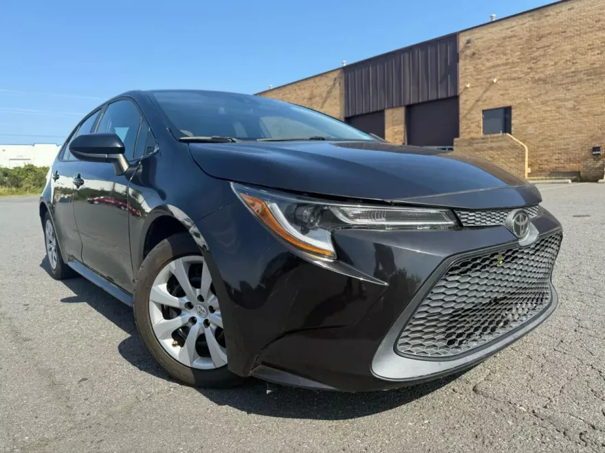 2021 Toyota Corolla LE photo 1