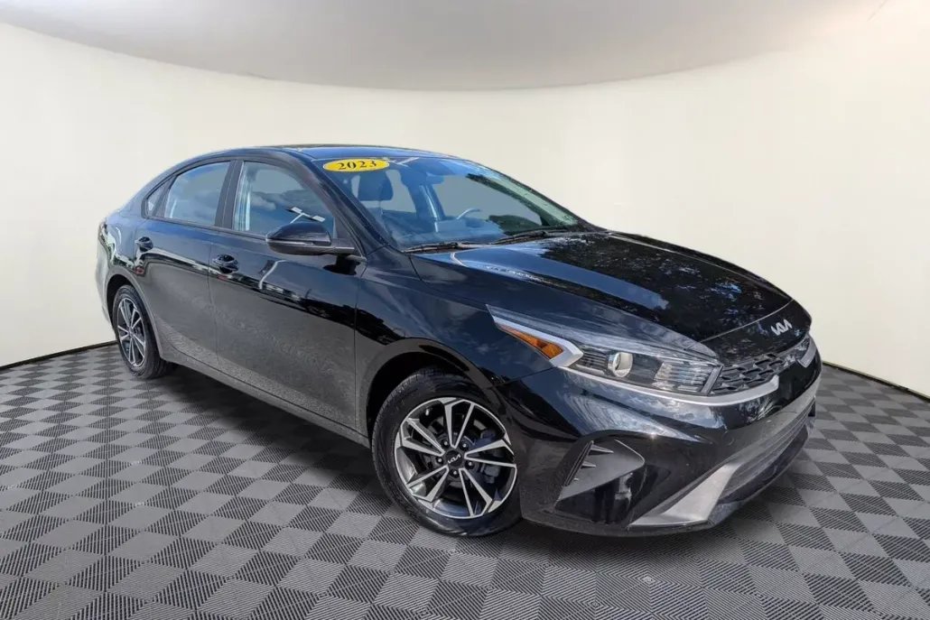 2023 Kia Forte LXS photo 1