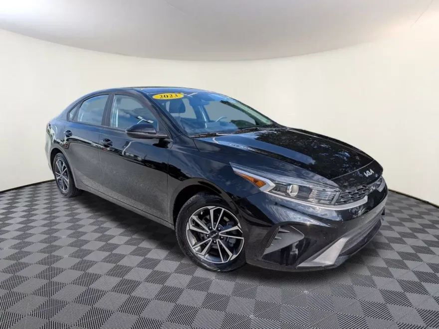 2023 Kia Forte LXS photo 1