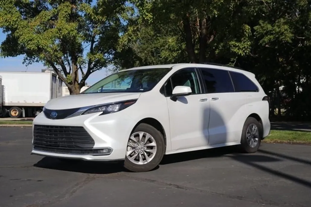 2024 Toyota Sienna XLE photo 1