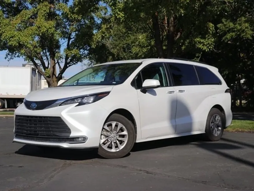 2024 Toyota Sienna XLE photo 1