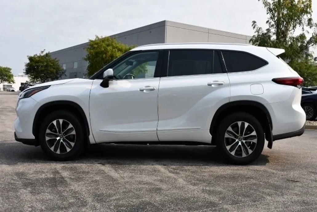 2022 Toyota Highlander XLE photo 1