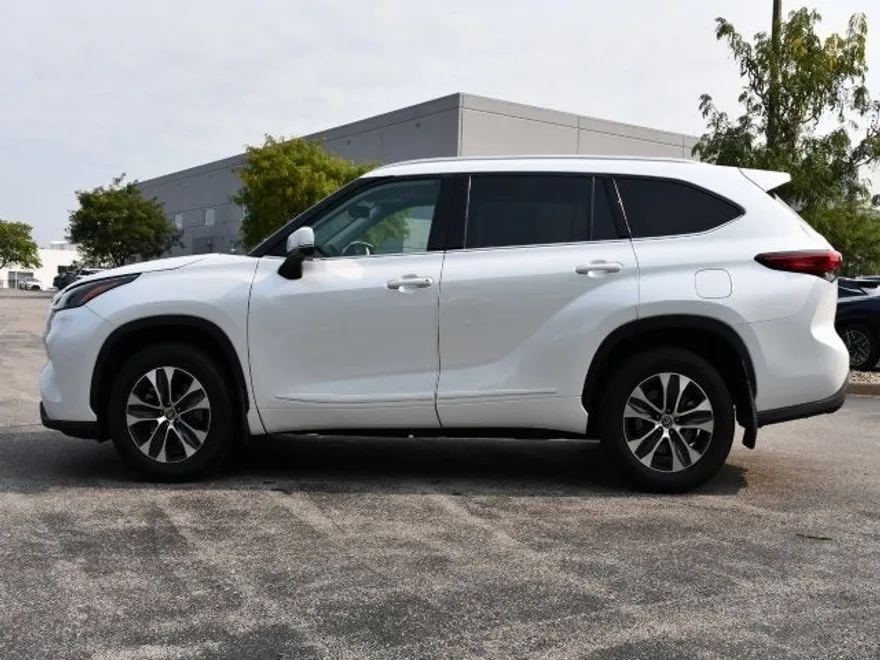 2022 Toyota Highlander XLE photo 1