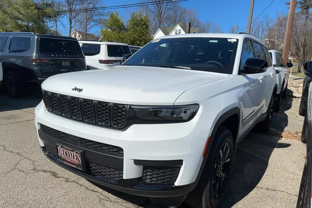 2025 Jeep Grand Cherokee Altitude photo 1