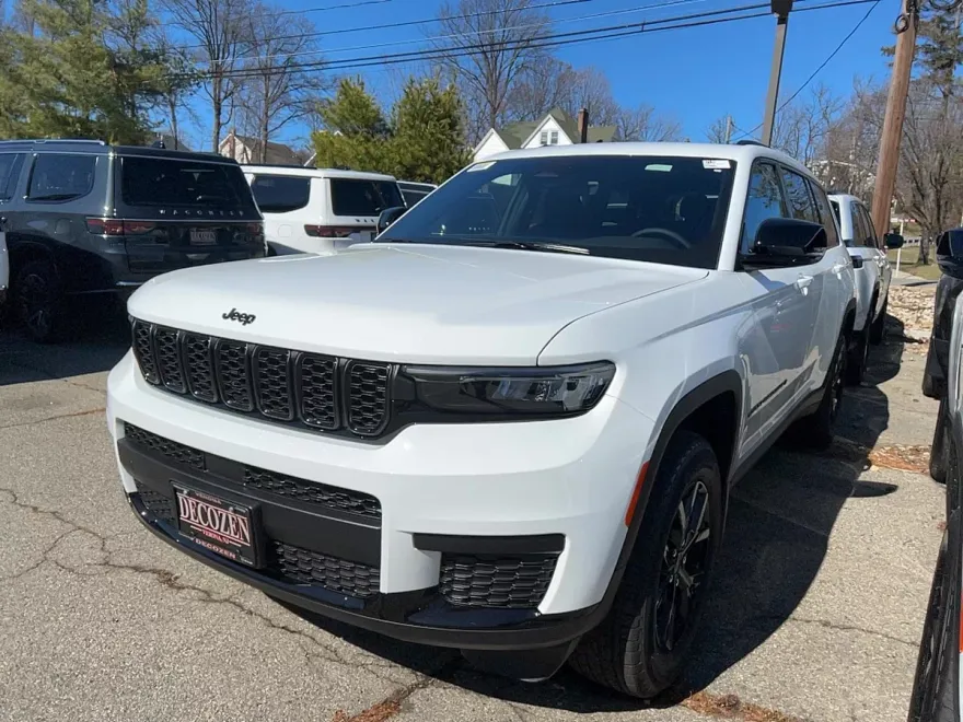2025 Jeep Grand Cherokee Altitude photo 1