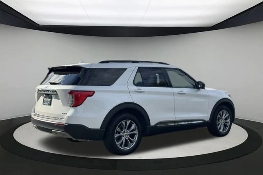 2022 Ford Explorer XLT photo 1