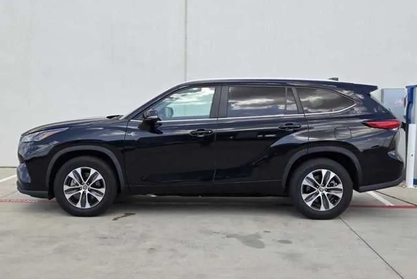 2023 Toyota Highlander XLE photo 1