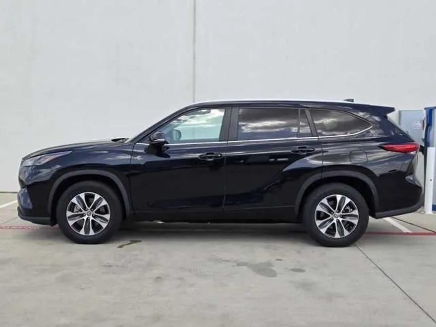 2023 Toyota Highlander XLE photo 1
