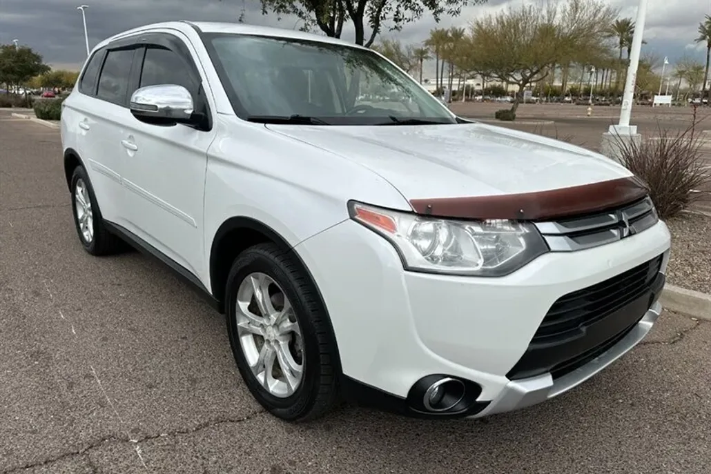2015 Mitsubishi Outlander SE photo 1