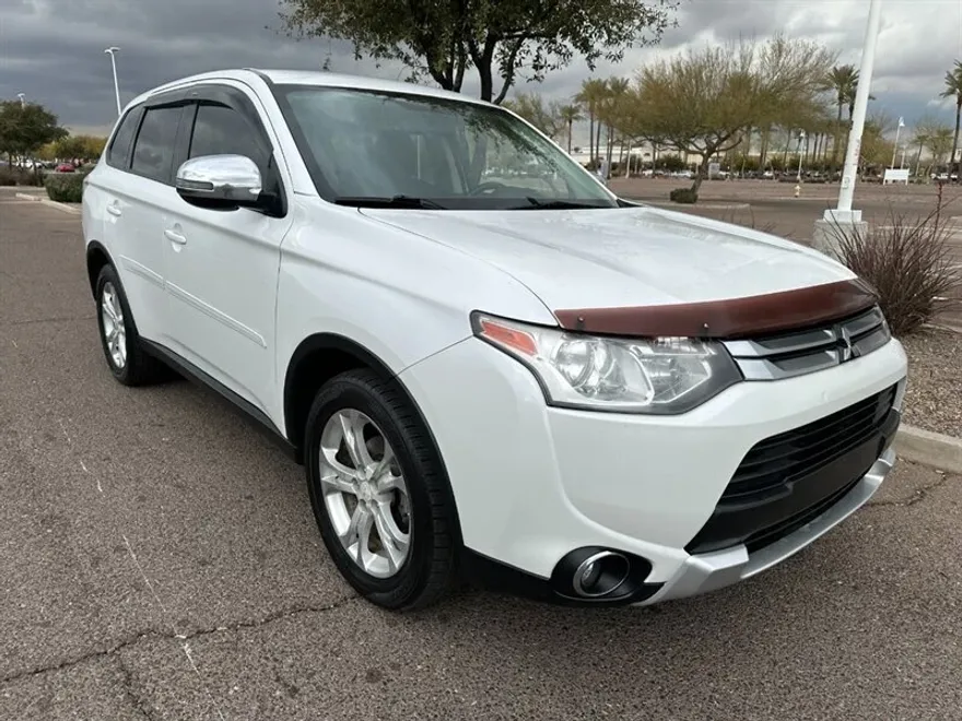 2015 Mitsubishi Outlander SE photo 1