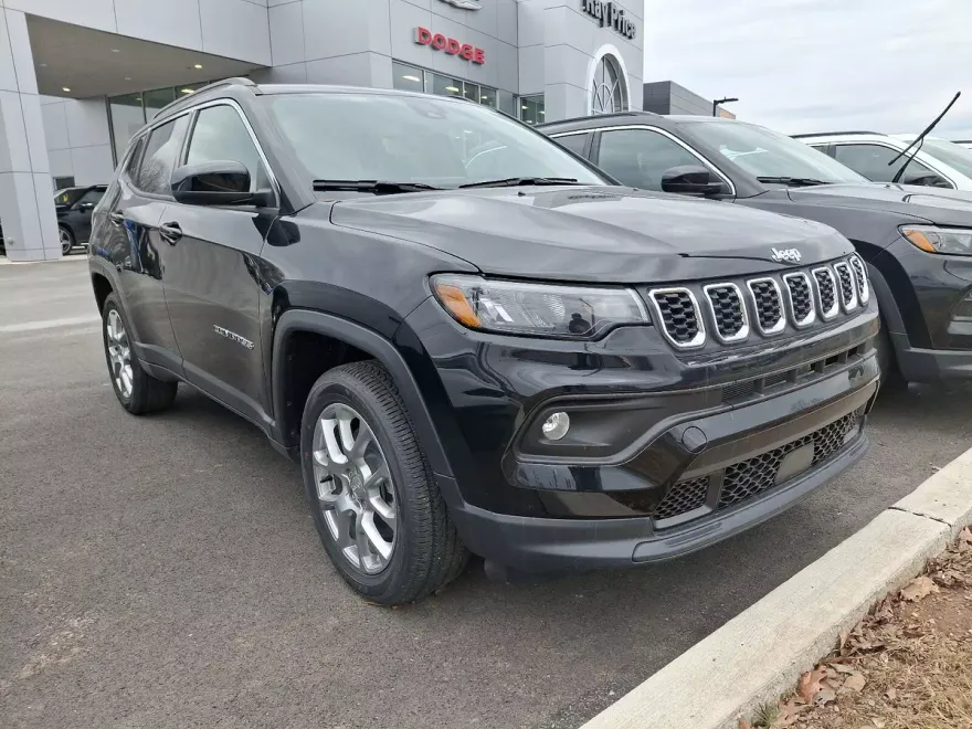2024 Jeep Compass Latitude Lux photo 1