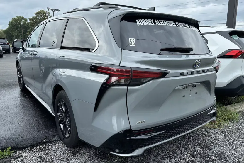 2024 Toyota Sienna XSE photo 1