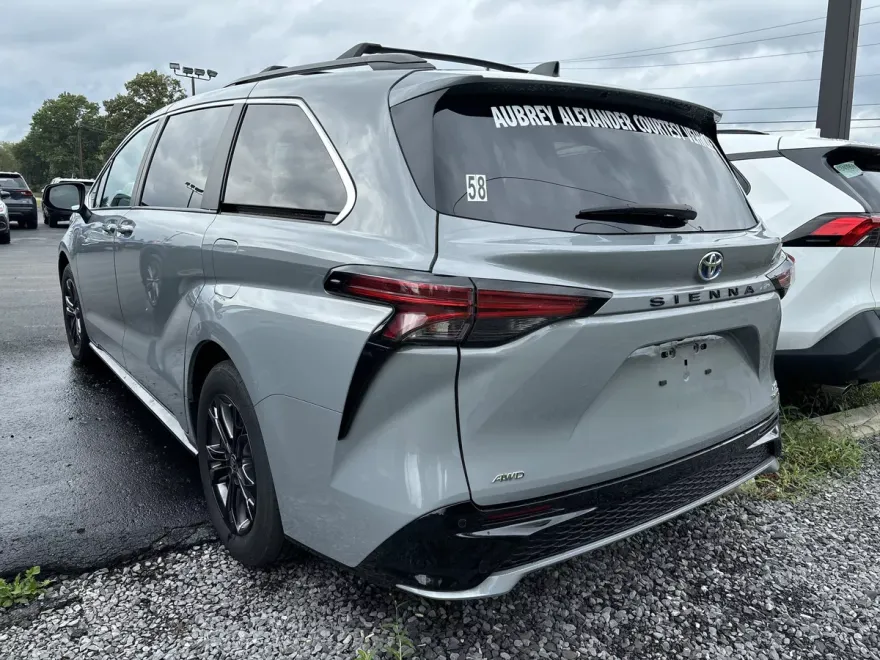 2024 Toyota Sienna XSE photo 1